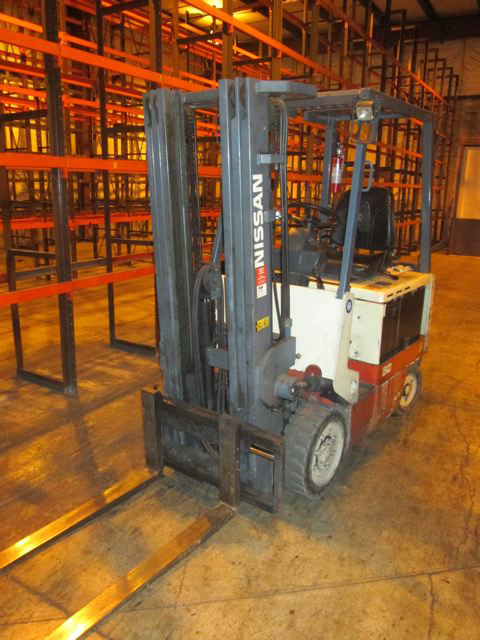 4450 LBS. NISSAN ... FORK LIFT....BATTERY OPERATED